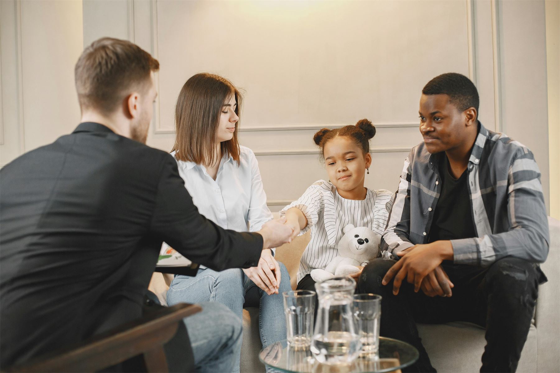 Acercamiento y acuerdo entre integrantes de una familia