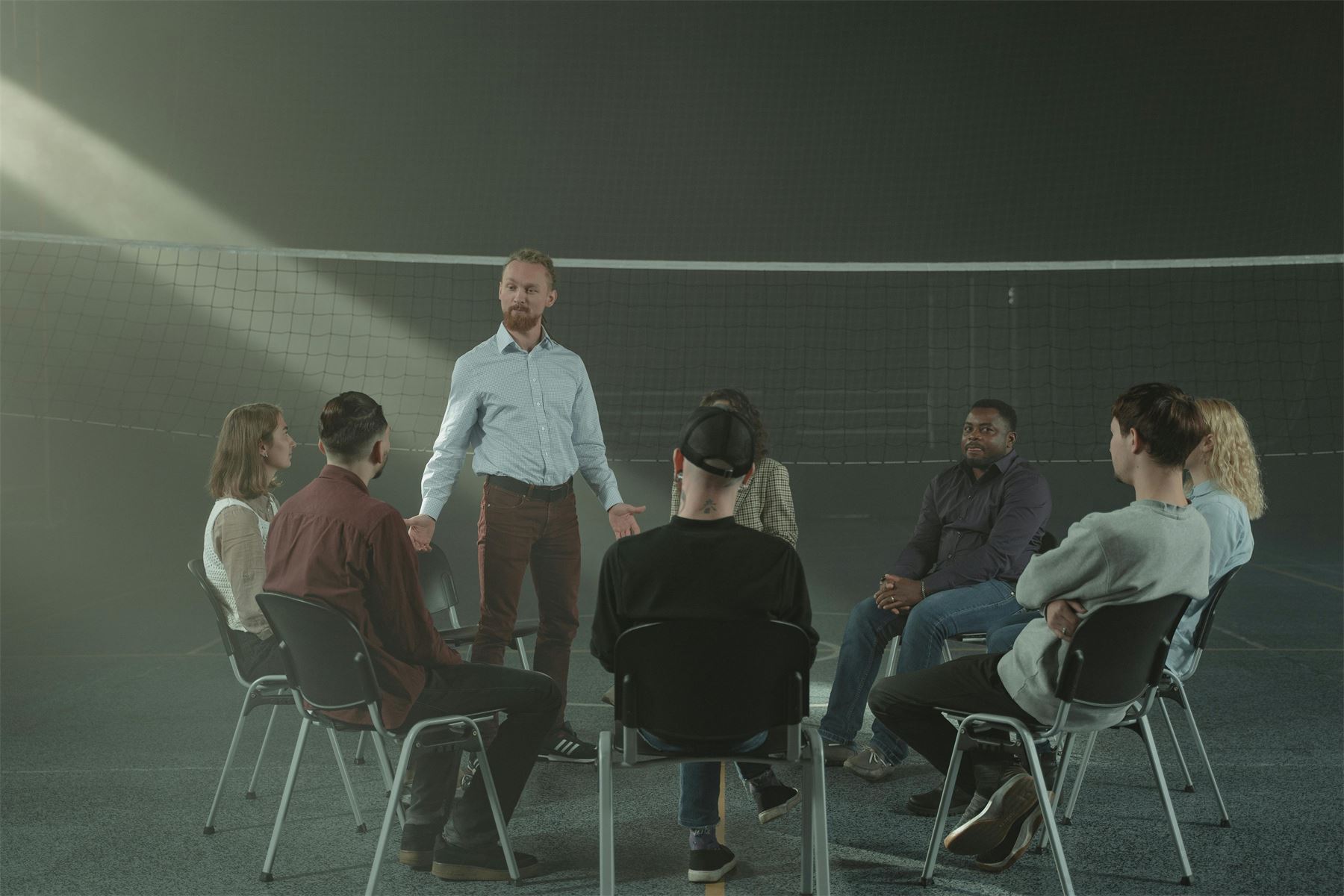 Facilitador hablando con un grupo de apoyo