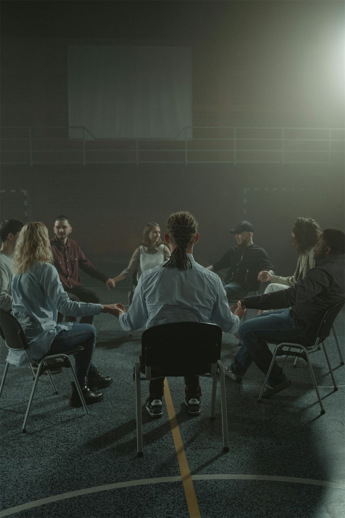 Grupo de apoyo reunido en círculo