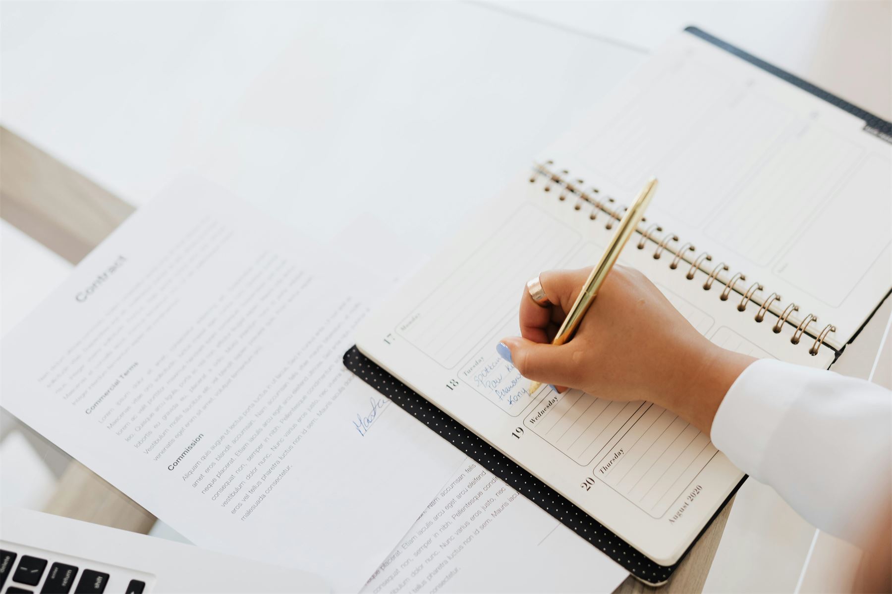 Documentos y plan de pagos sobre un escritorio