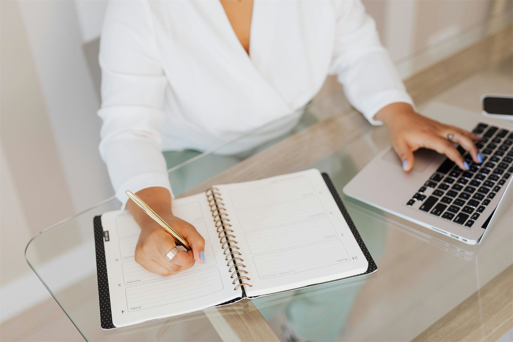 Agenda semanal abierta sobre un escritorio