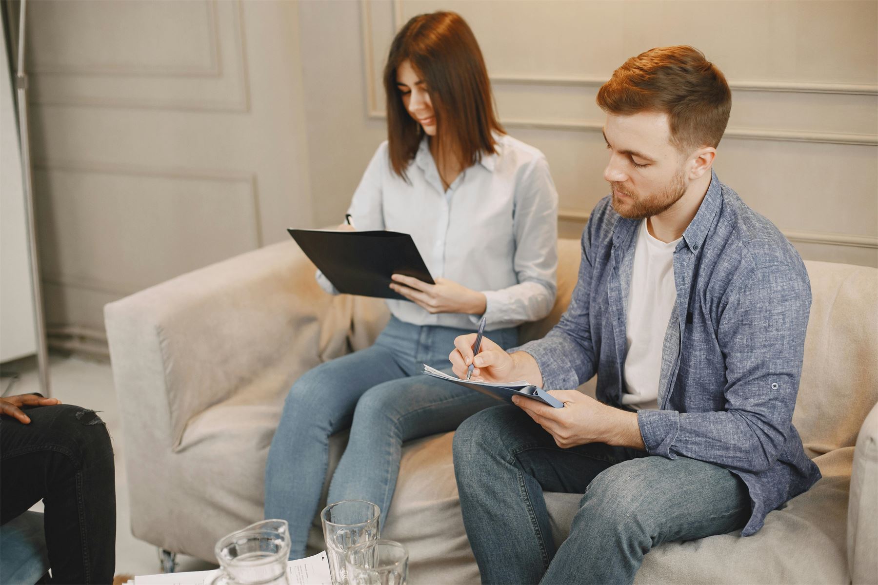 Personas tomando notas durante una sesión de seguimiento