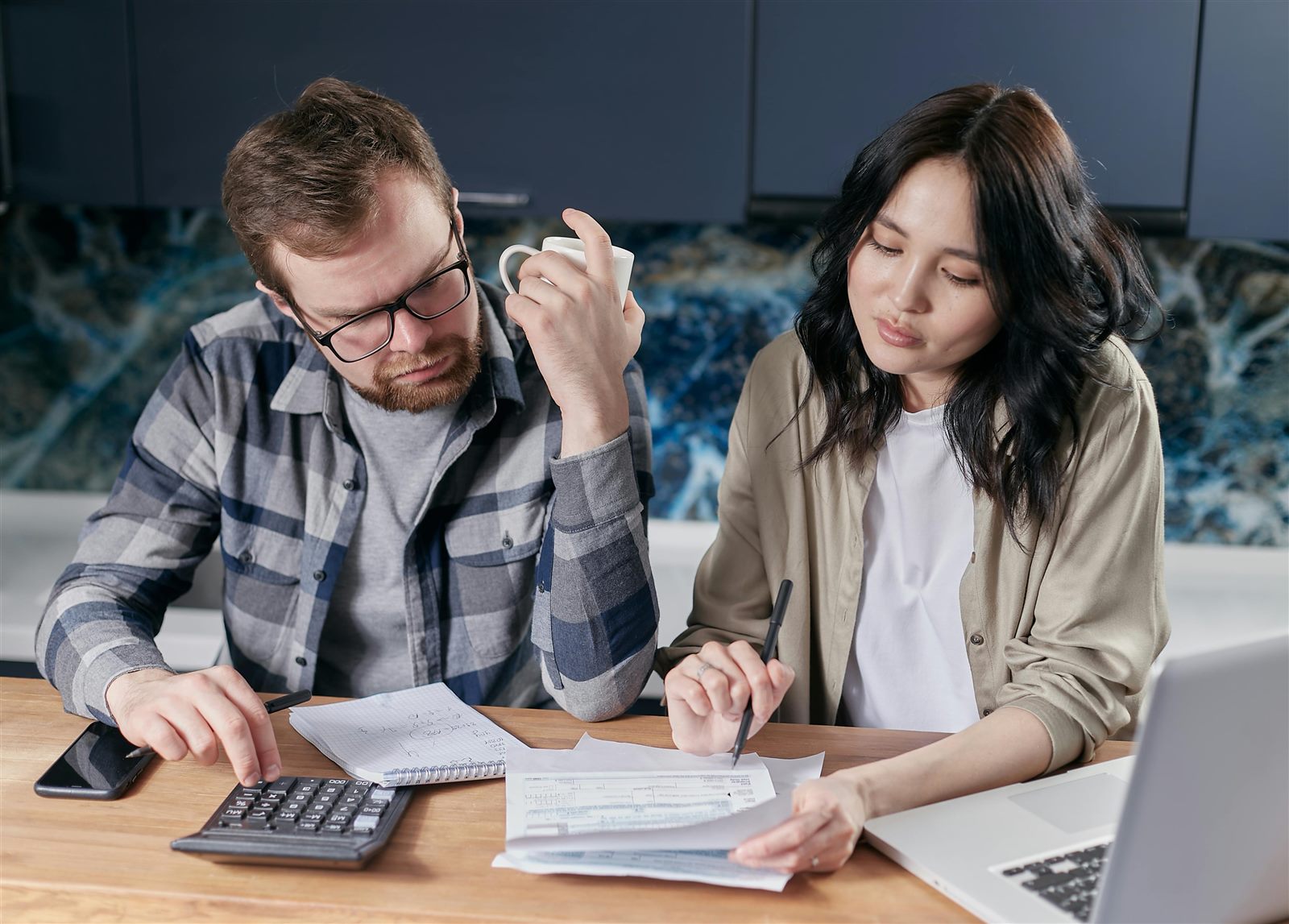 Pareja revisando cuentas del hogar