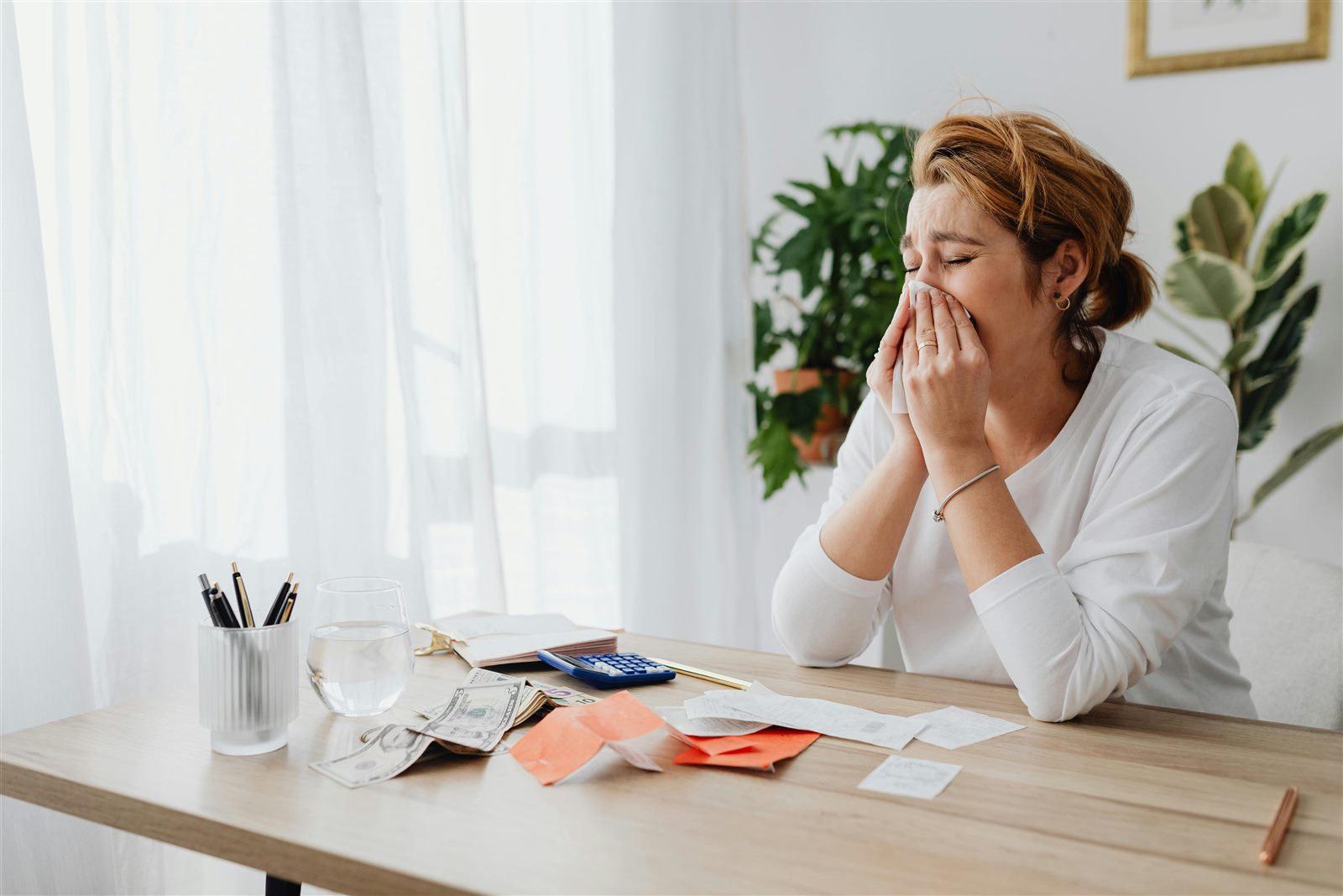 Mujer angustiada revisando deudas y pagos