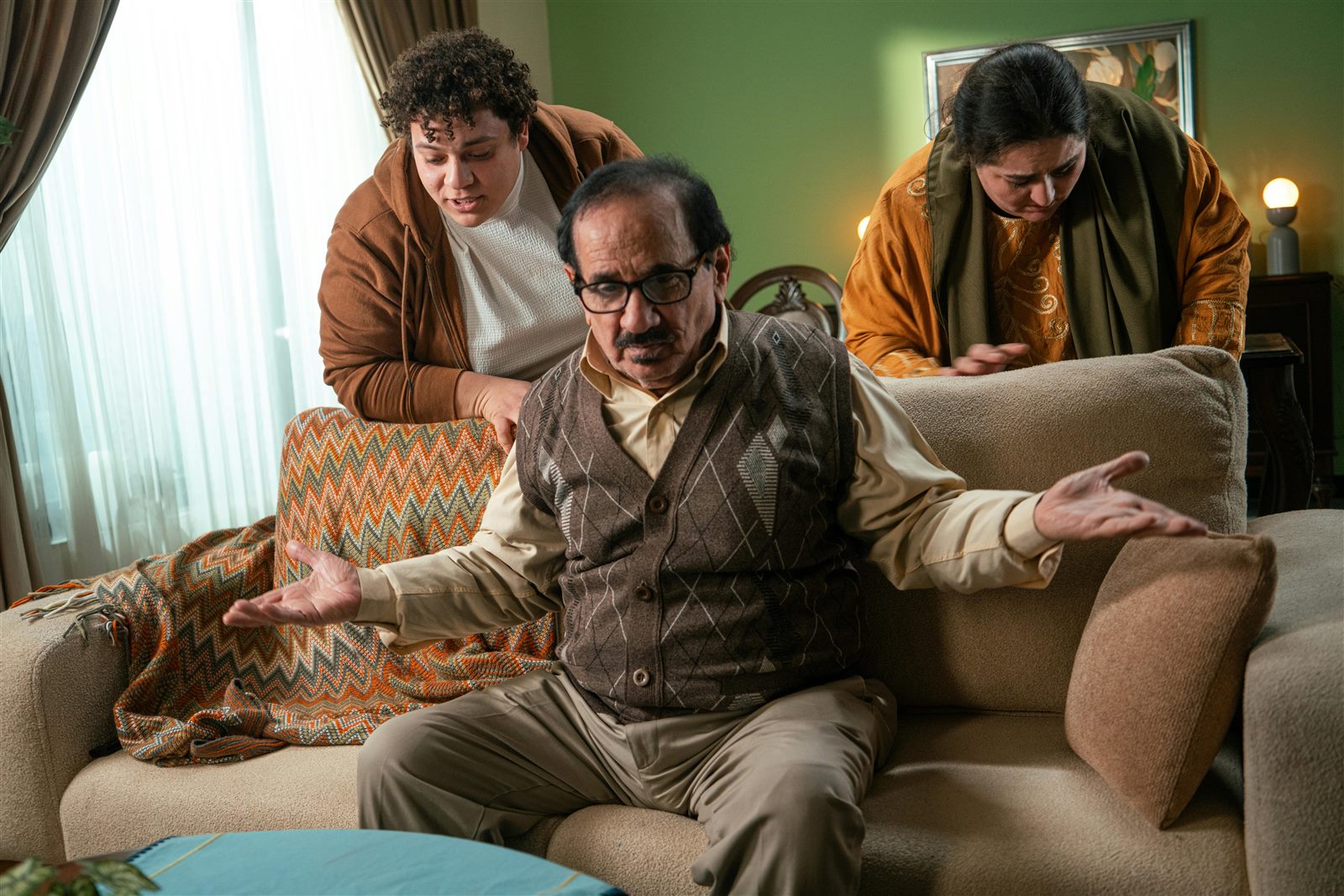 Familia en una conversación seria dentro de casa
