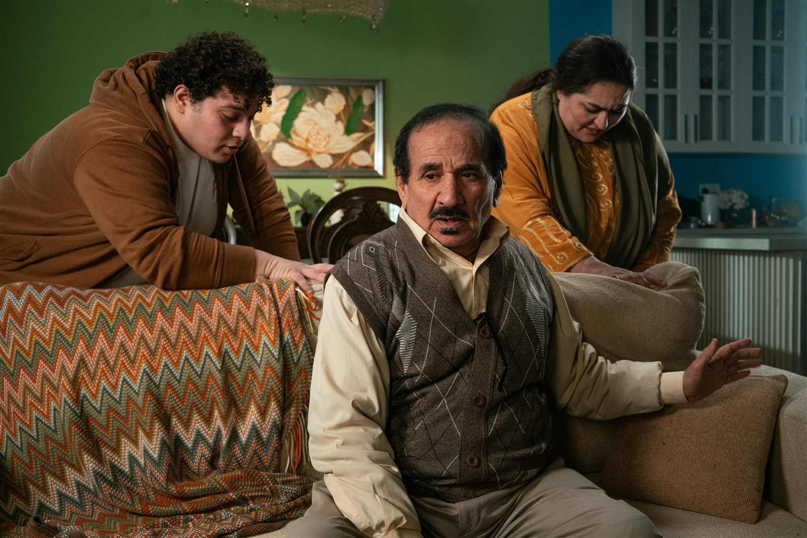 Familia hablando con tensión en una sala