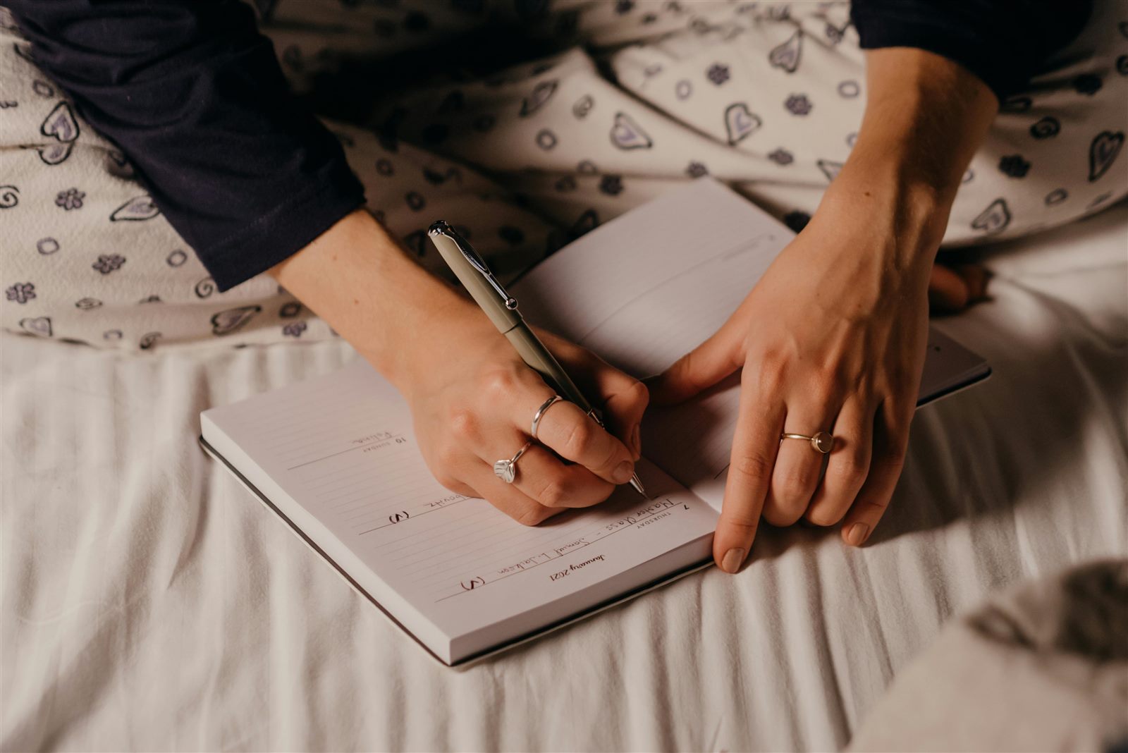 Persona escribiendo hábitos y tareas en un cuaderno