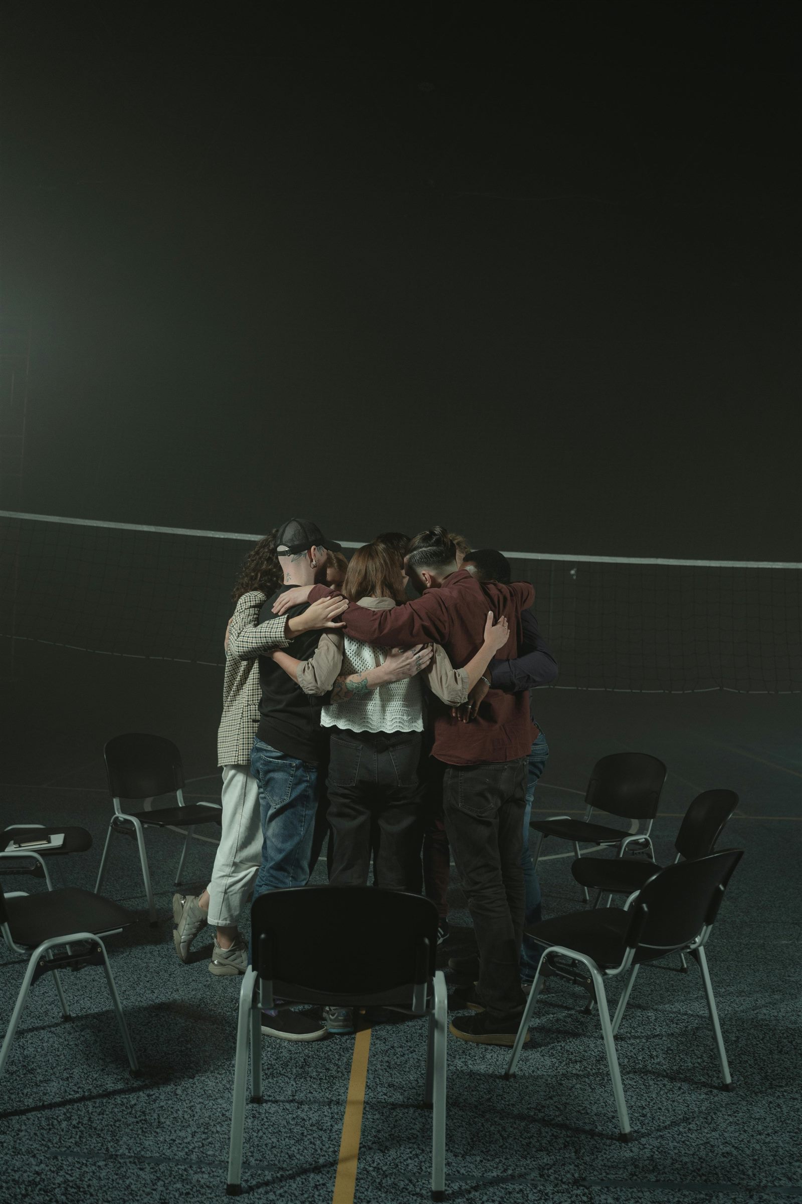 Grupo de apoyo dándose un abrazo al final de una sesión