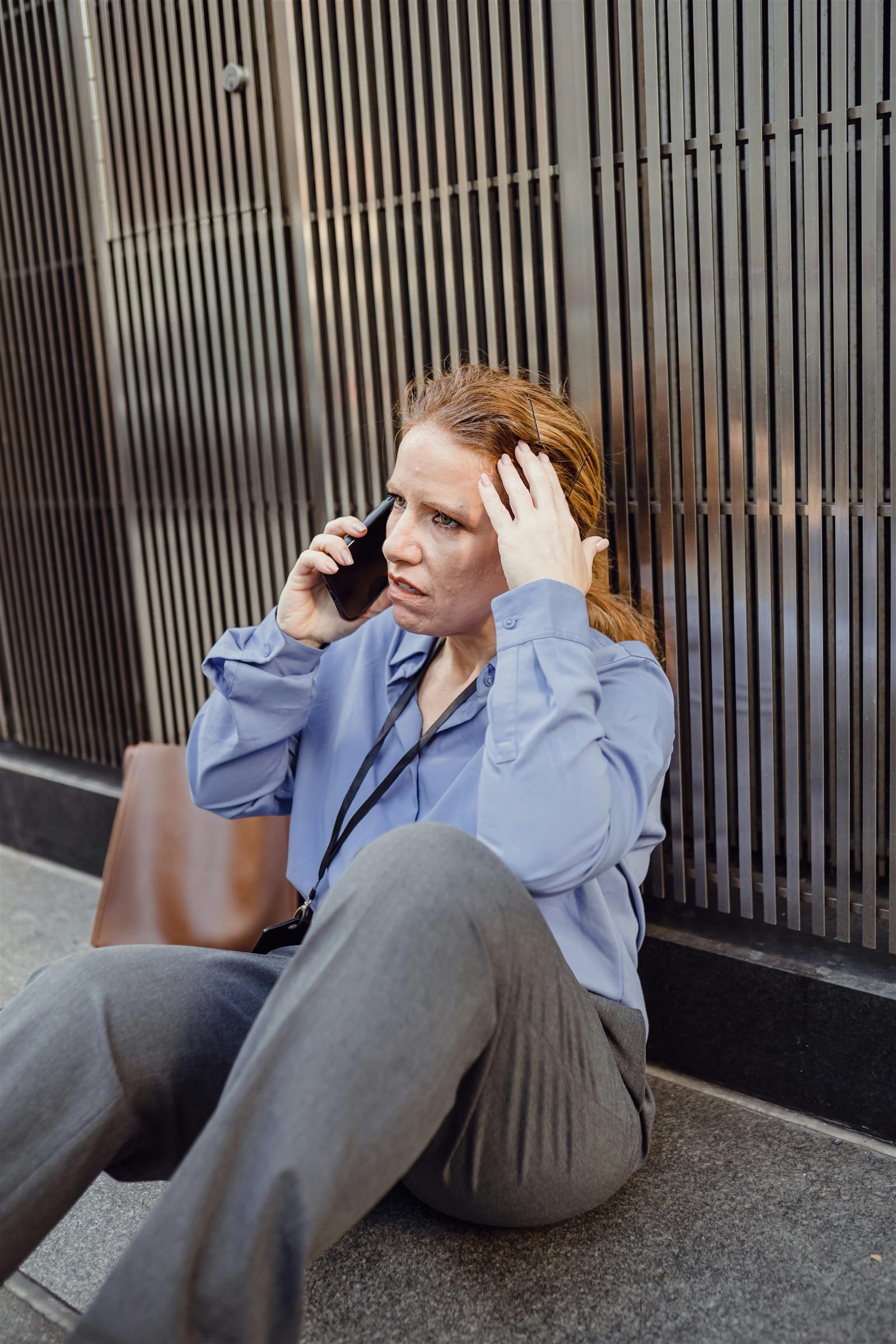 Mujer preocupada hablando por teléfono