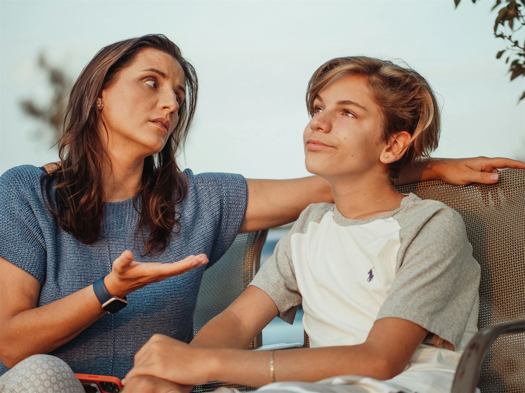 Conversación cercana entre dos personas en casa